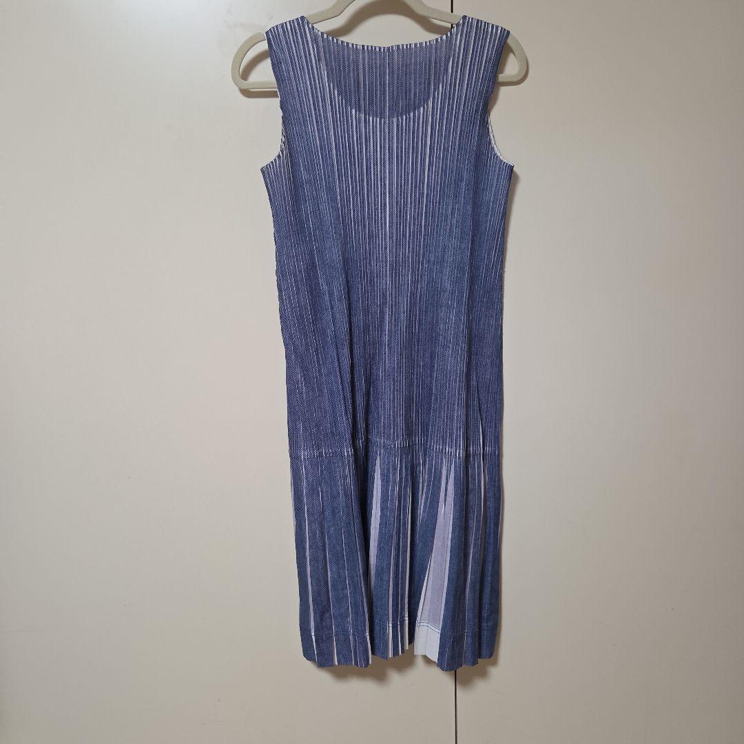プリーツプリーズ　ノースリーブワンピース 青白ストライプ