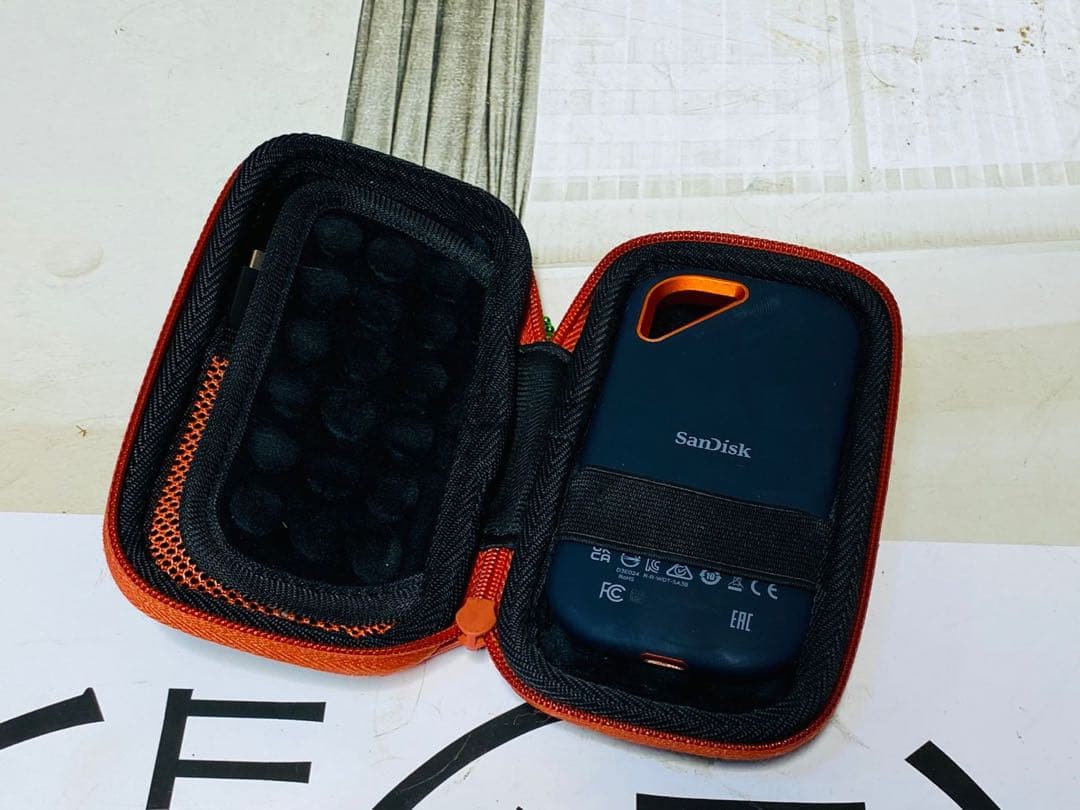 SanDisk 1TB ポータブルSSD ケース付き SDSSDE81-1T00