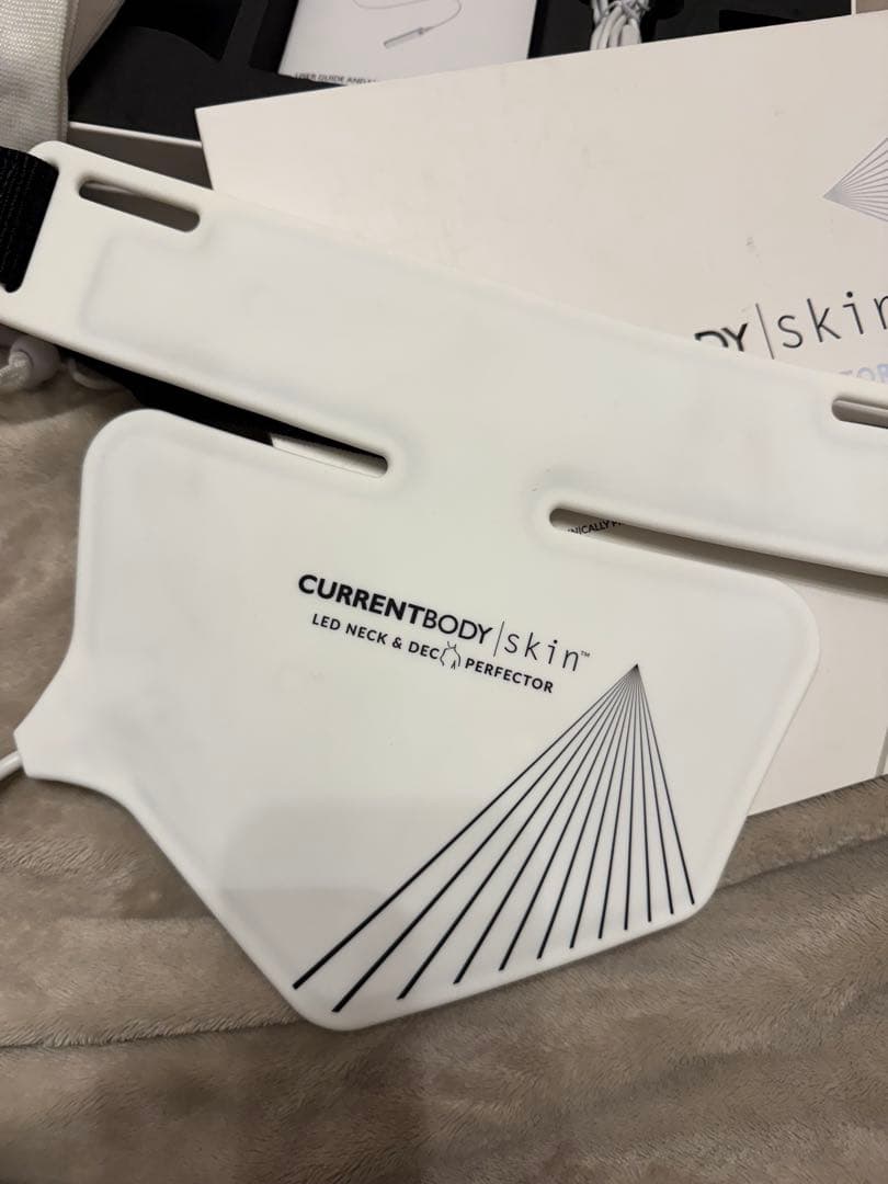 CURRENTBODY skin LEDネック＆デコルテ マスク: シリーズ1