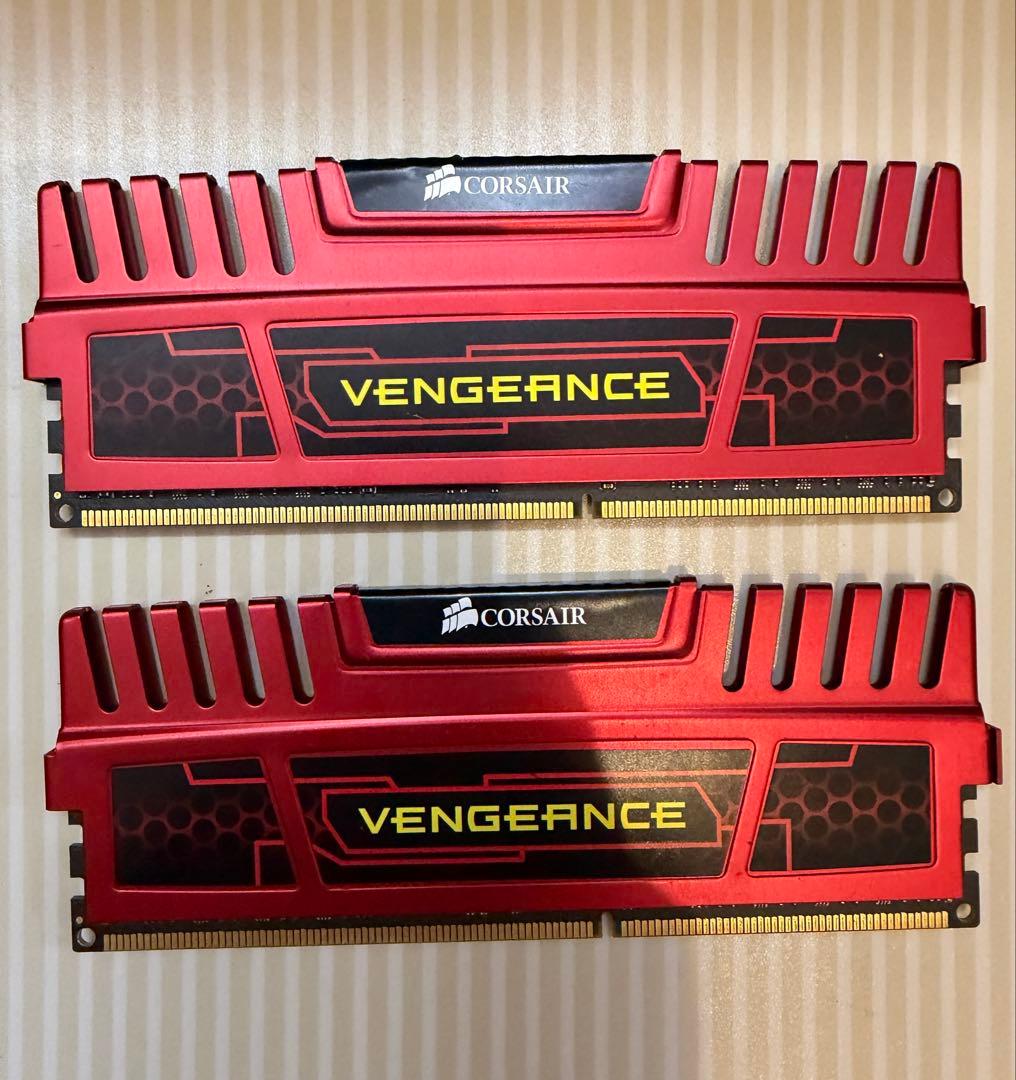 CORSAIR VENGEANCE DDR3 メモリー レッド　8G x 2