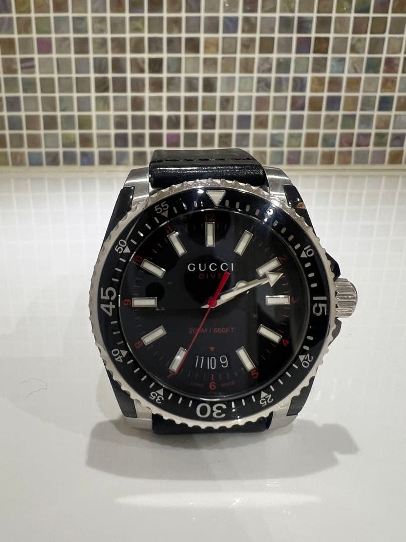 GUCCI グッチ　腕時計　メンズ　クォーツ　電池式　黒