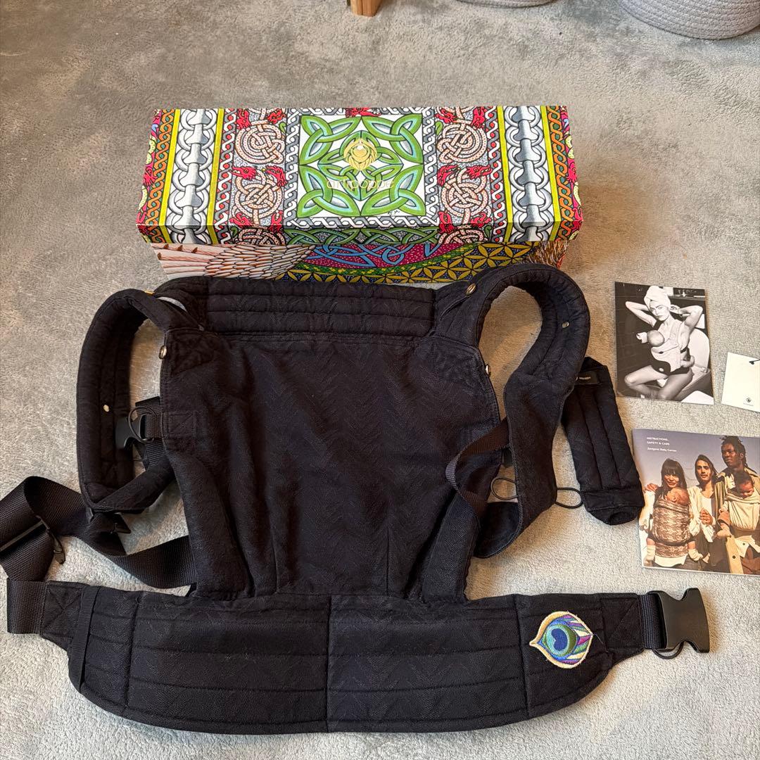 artipoppe アーティポッペ ブラック 抱っこひも 刺繍デザイン