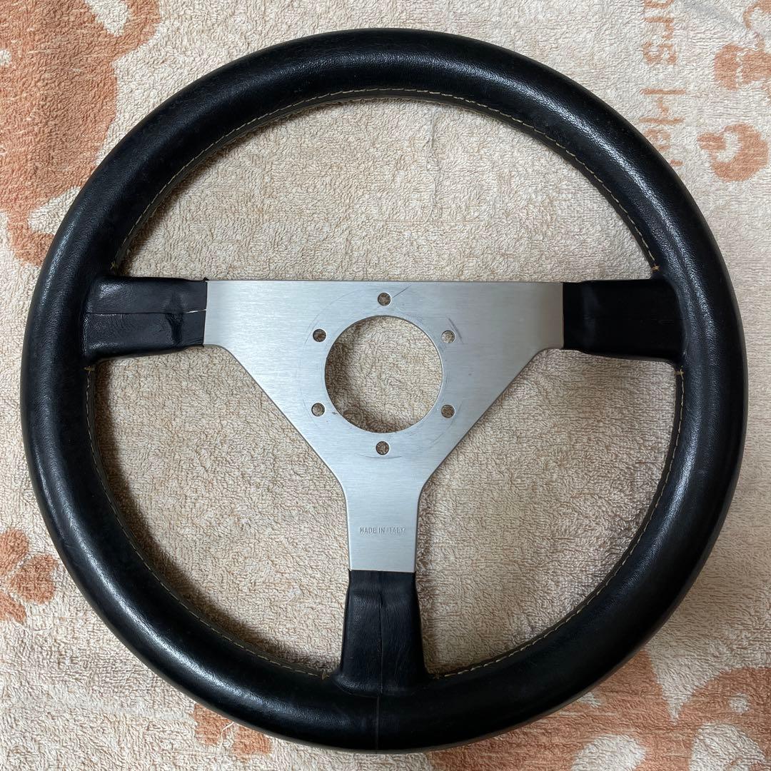 momo ニキラウダステアリング　シルバー　ホーンボタン　ステアリングボス付き