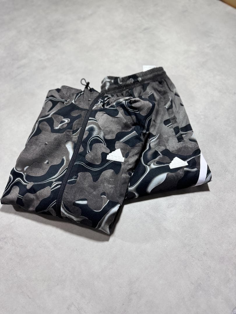 新品 正規品 Msize アディダス 上下セットアップ 総柄 3ストライプ