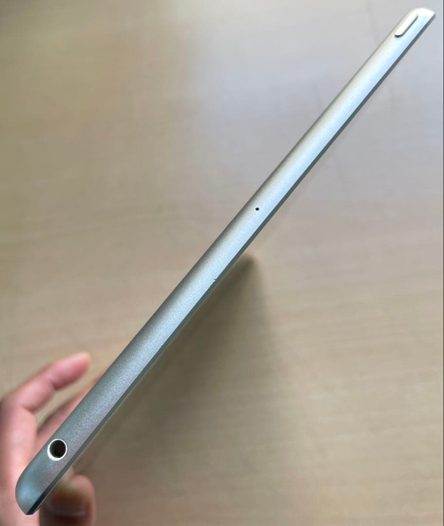 iPad 第6世代　A1893　Wi-Fiモデル　シルバー　32GB #1