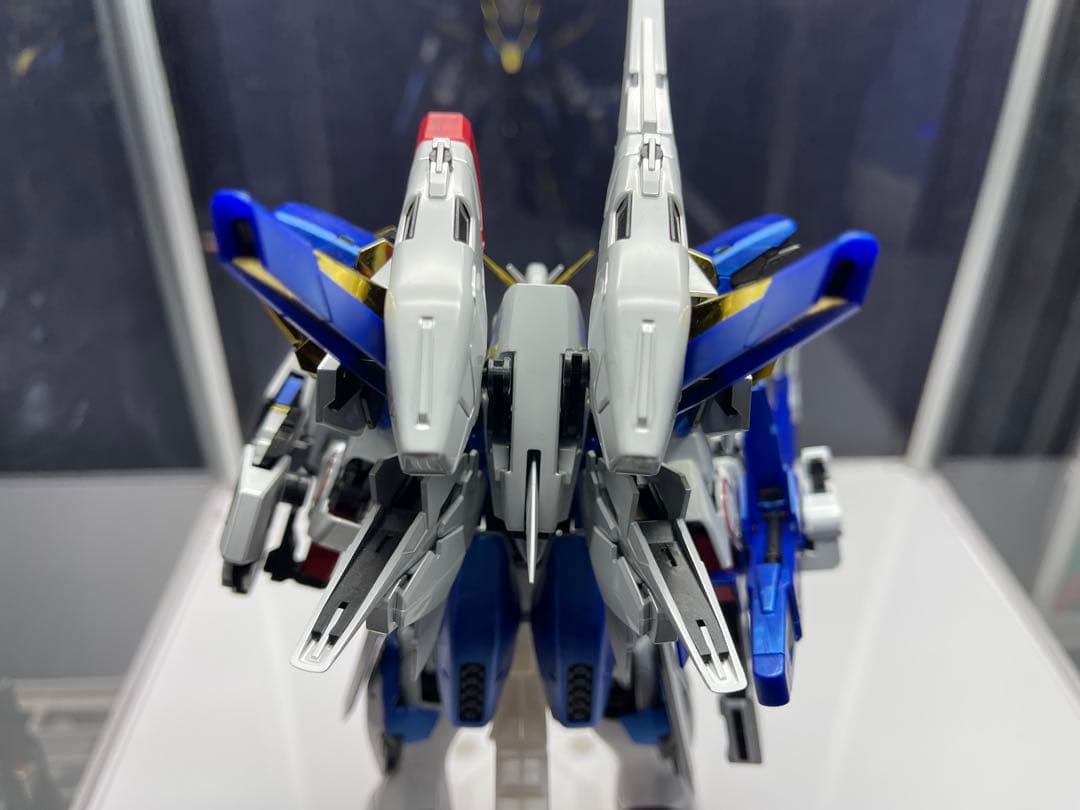 MG V2アサルトバスターガンダム　チタニウムフィニッシュ(組立済)+光の翼