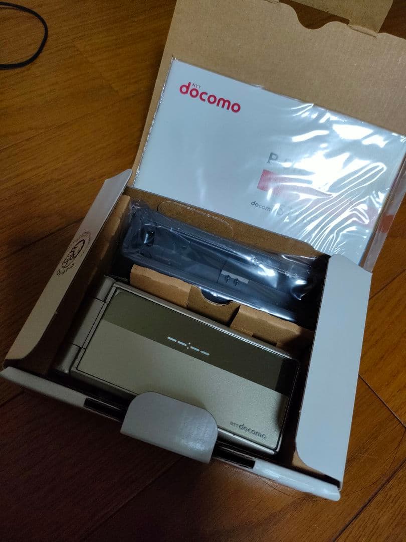 docomo P-01E シャインゴールド 本体　充電ケーブルつき
