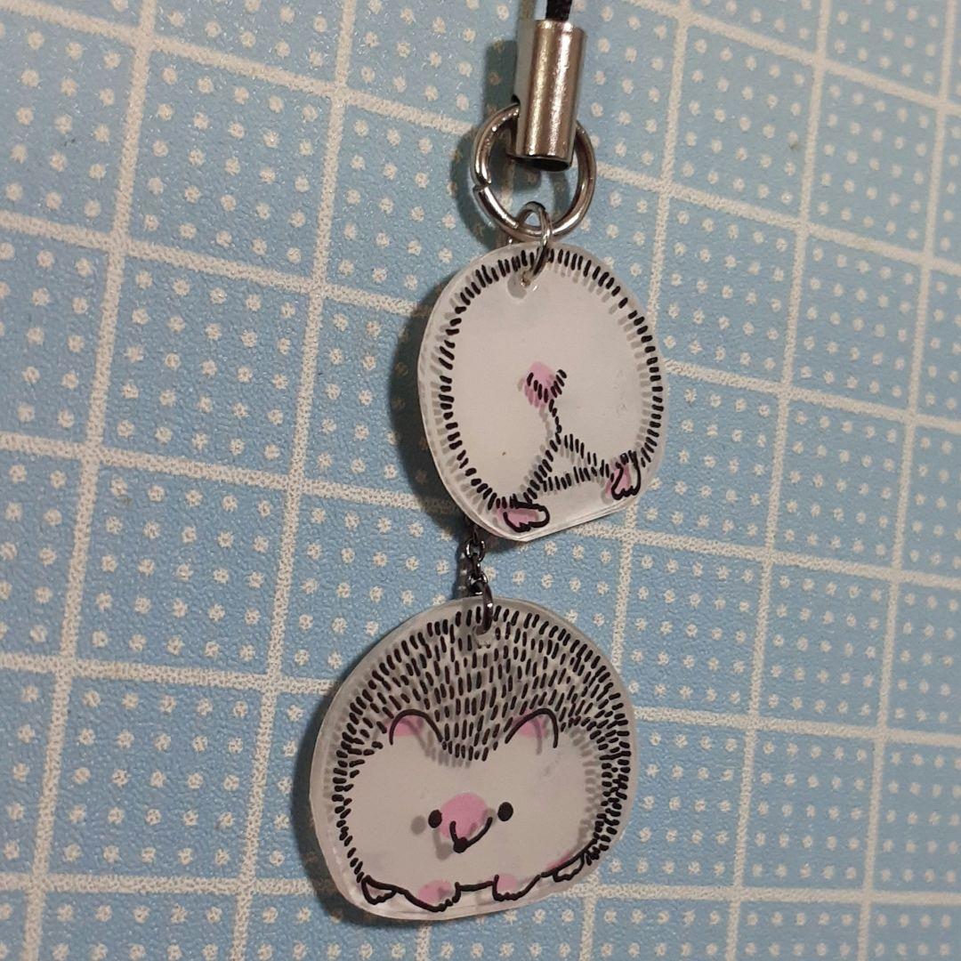 ハンドメイド　ハリネズミとお尻のストラップ　大きめ　カニカンに変更可能です。