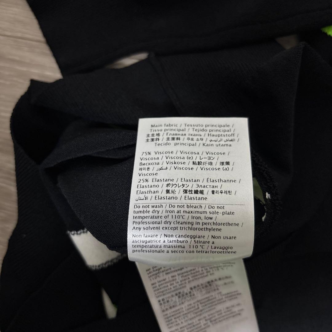 VALENTINO ブラック ネオングリーン Vロゴ