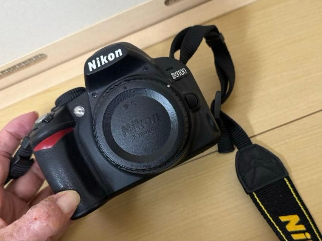 美品‼︎ Nikon 一眼レフカメラ 本体・ストラップ・充電器付き　カビや傷なし