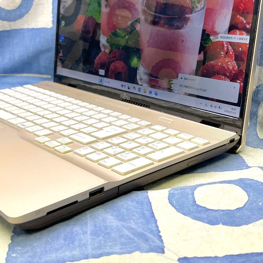 快適SSD☆美しいゴールドノートパソコン♪第7世代！カメラ付！Windows11