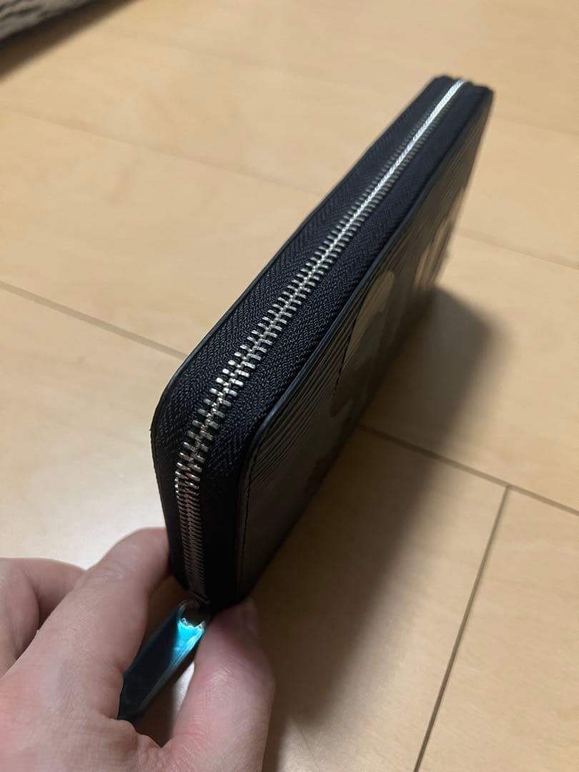 エピ調 型押しデザイン 長財布 ブラック ラウンドファスナー