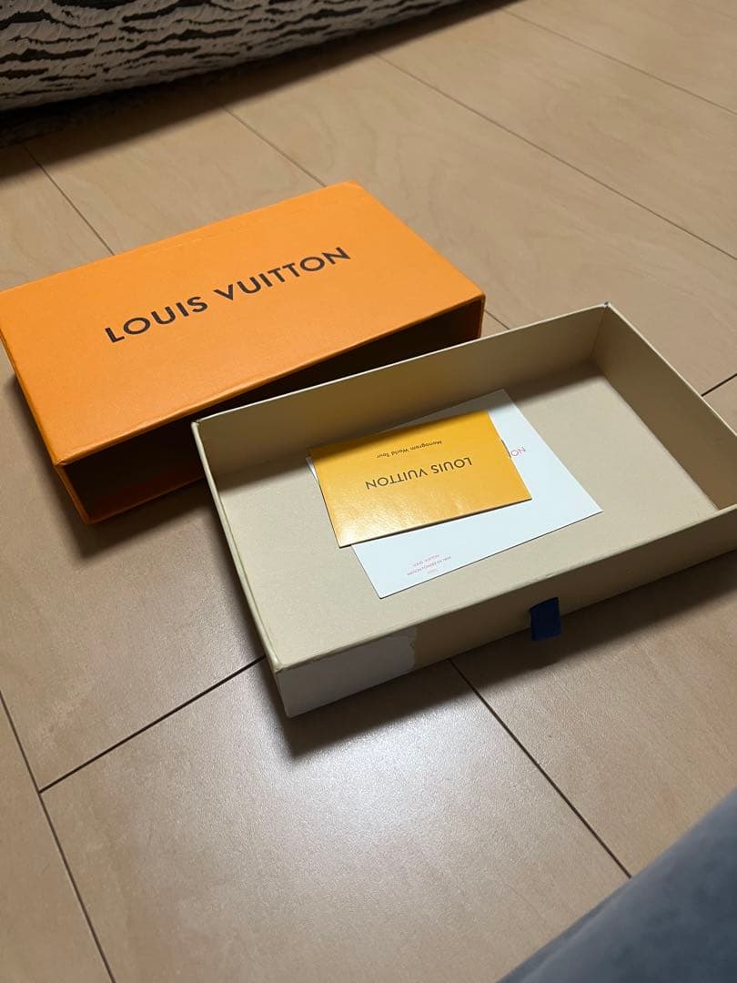 エピ調 型押しデザイン 長財布 ブラック ラウンドファスナー