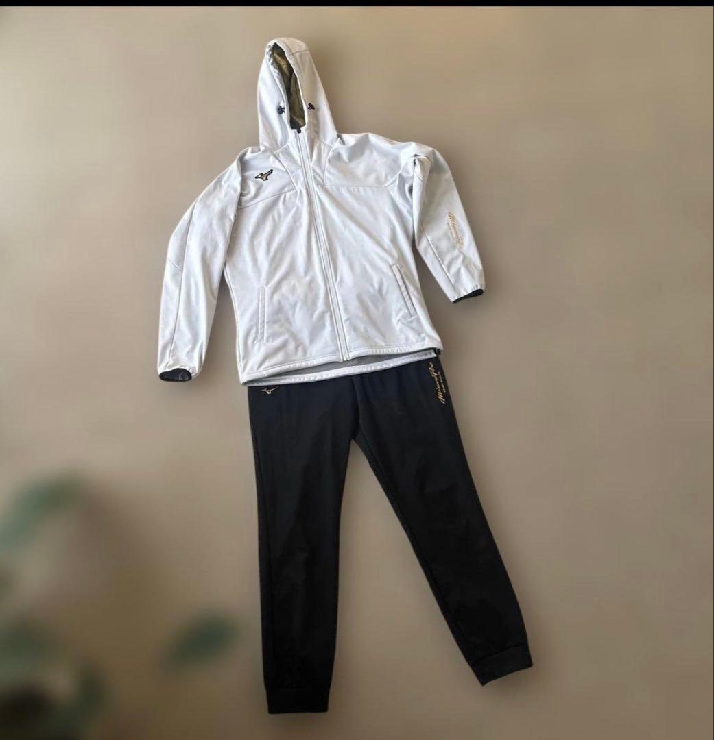 MizunoPro ホワイトフード付きジャケットとブラックトレーニングパンツ