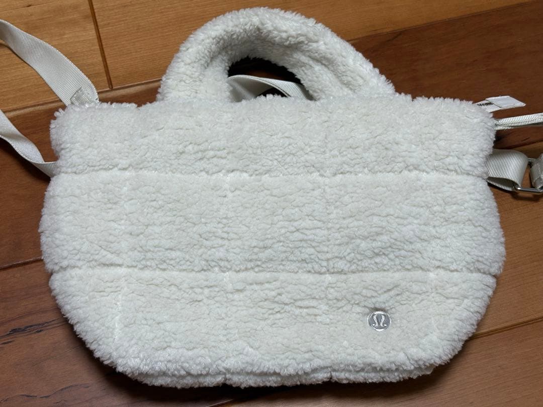 lululemon ホワイトもこもこバッグ