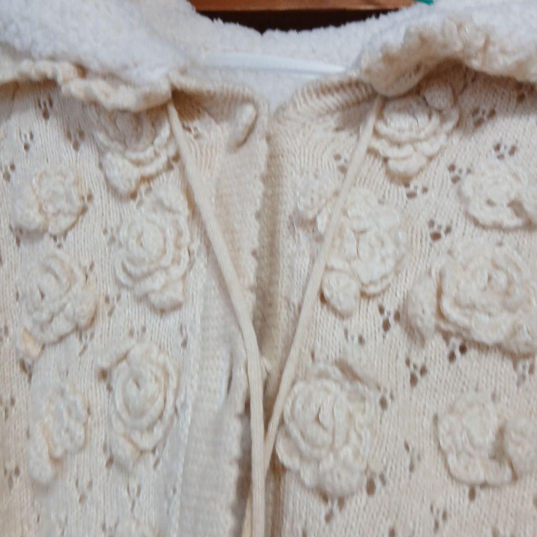 アイボリー 花モチーフ ニット　ポンチョフード付き