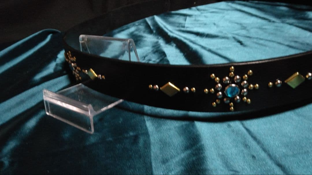 栃木レザー　スタッズブラック　ベルト　アクリル　アクアブルー