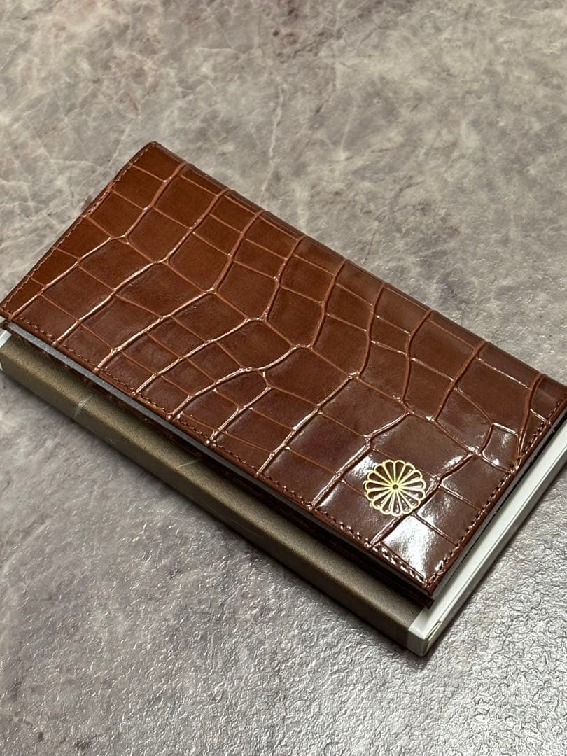 a*o様 本日限定価格　皇居　新品　クロコダイル型押し　ブラウンにゴールドの菊の