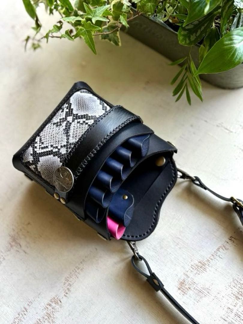 牛革ブラック、パイソンプリントの大容量シザーケース