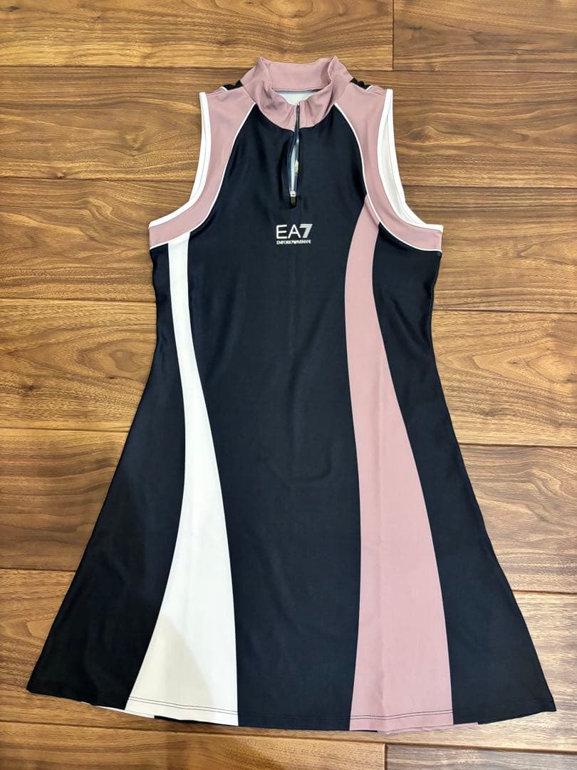 EA7 テニスウェア ノースリーブドレスとショートパンツ