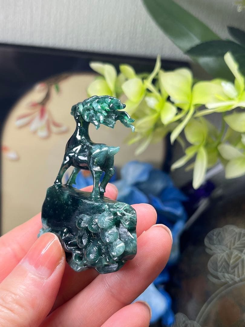 コレクション品❣️新入荷❣️天然A貨翡翠　原石刻み精巧なエゾシカ　鑑定書付き