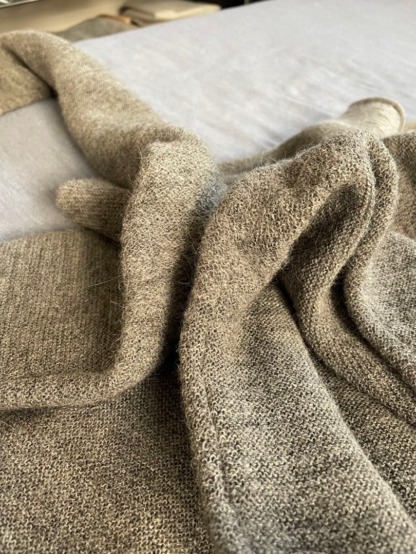 【極美品】ジョルジオアルマーニ　デザインVネックニット　４８　グレー　アルパカ