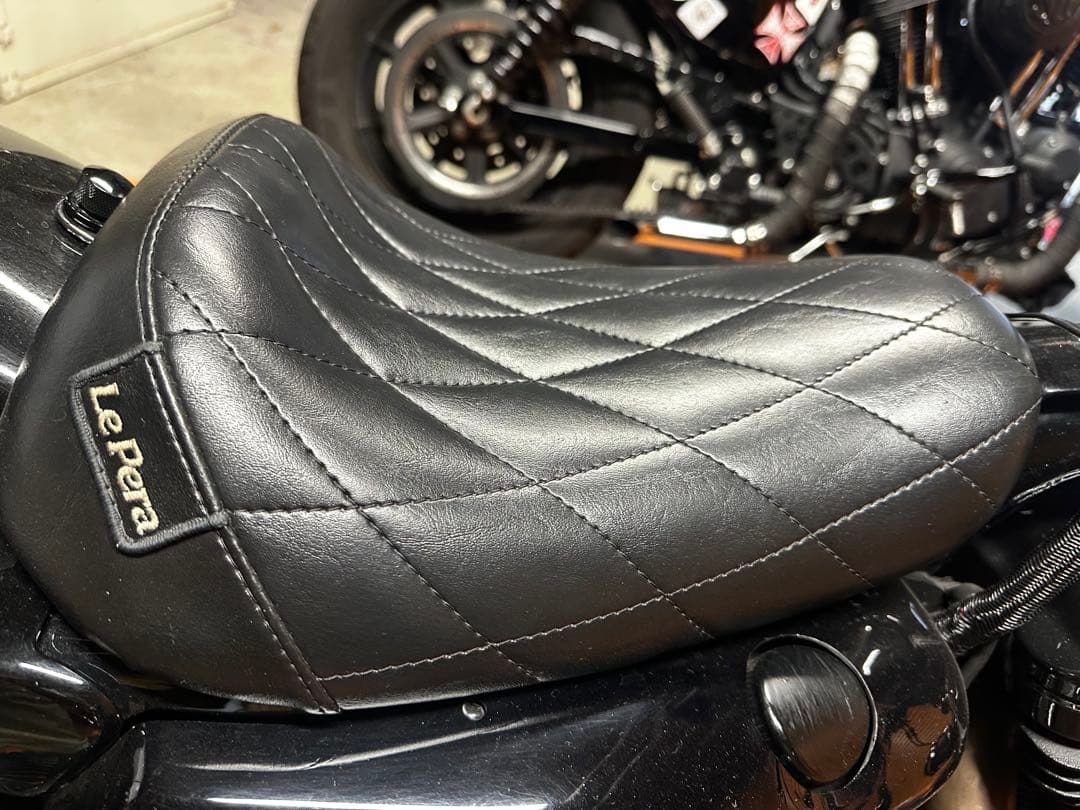 専用Le Pera 黒 バイクシート ダイヤモンドキルティング　ラペソロシート
