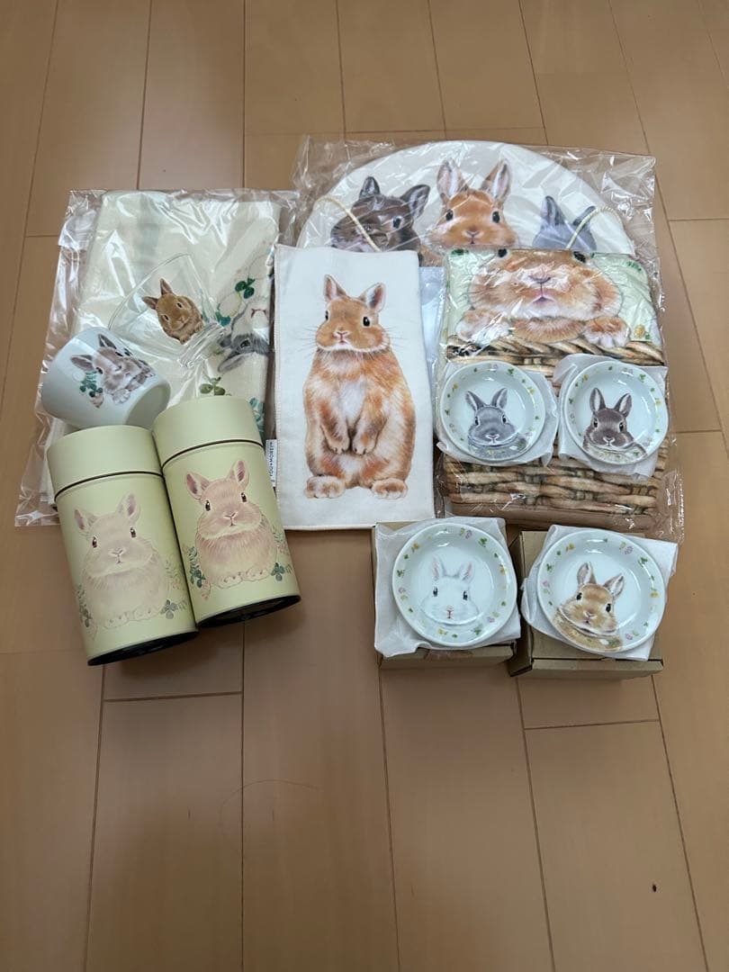 フェリシモ しらとあきこさんが描くうさぎ雑貨コレクション