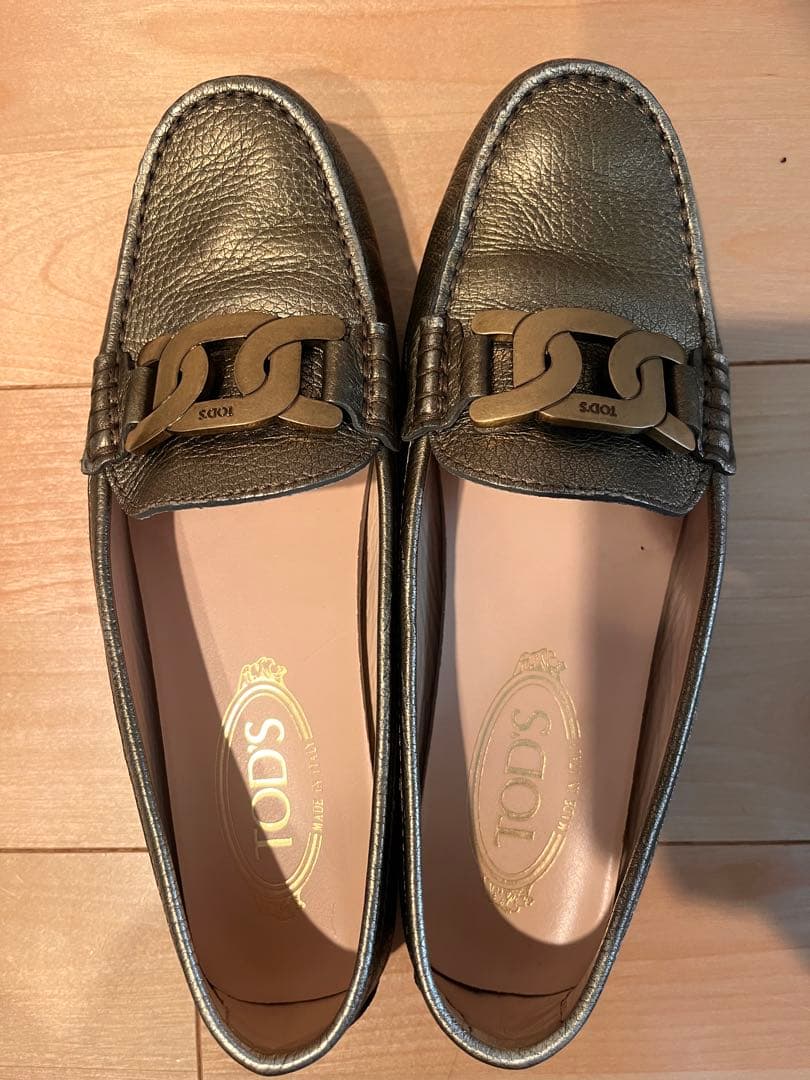 値下げしました　美品！TOD'S メタリックゴールド ローファー