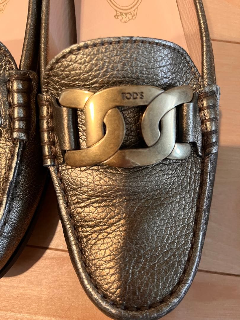値下げしました　美品！TOD'S メタリックゴールド ローファー