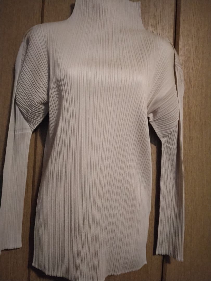 ➕本日特別買い得再々値下げ‼️➕プリーツプリーズハイネックトップス➕素材表示札無