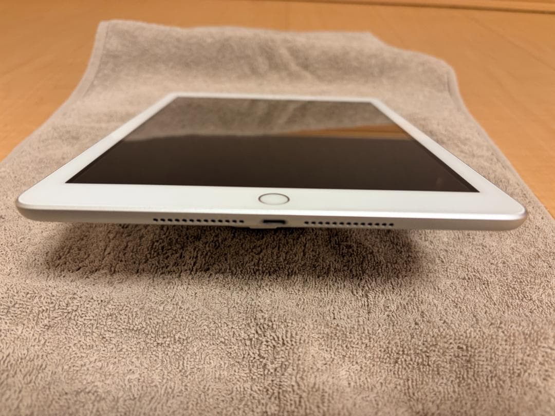 中古美品 iPad 第6世代 32GB Wi-Fi　MR7G2J/A　A1893