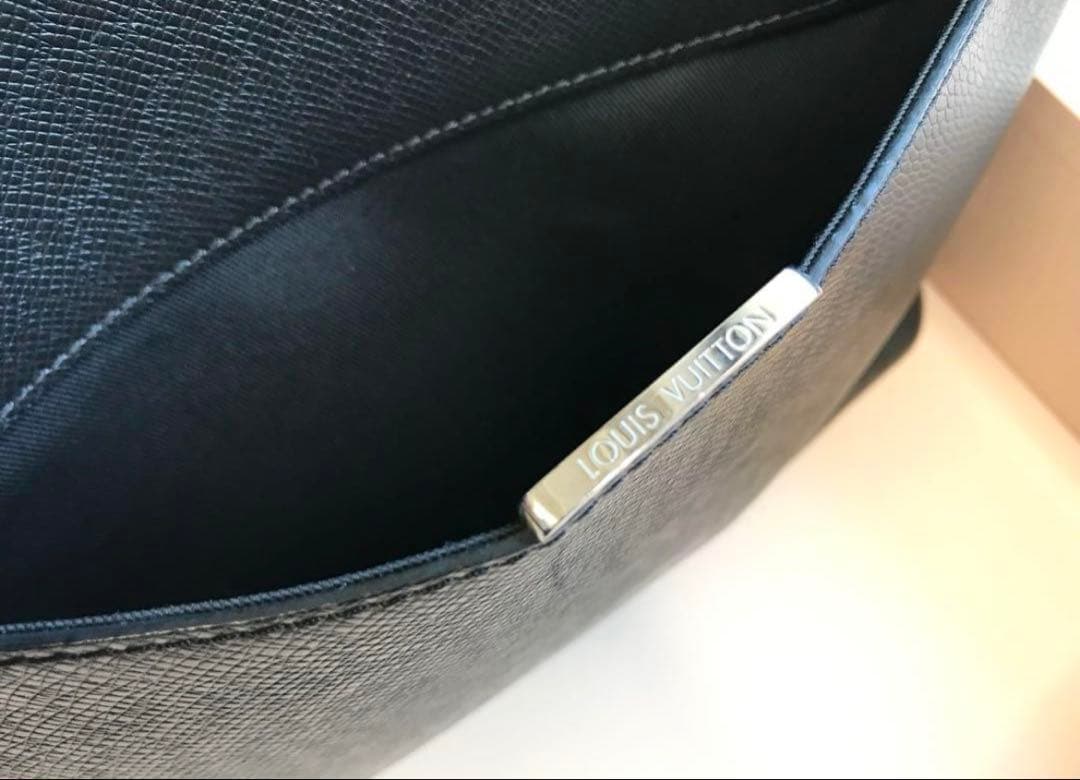 ちょこ Louis Vuitton Anton Taiga ショルダーPM